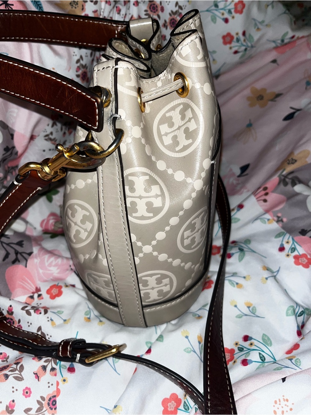 Tory Burch Cream Longan T monogram Bucket Bag - Picture 9 of 14